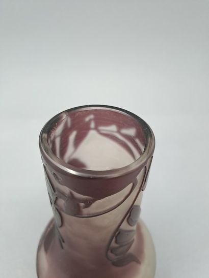 null GALLE (Dans le goût de)

Vase en verre moulé à fond blanc et à décor de feuillage...