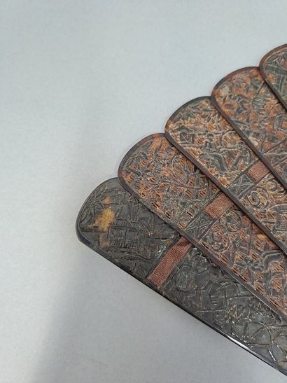 null Écaille brune, Chine, XIXe siècle

Éventail de type brisé en écaille brune**...