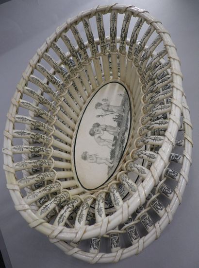 null CREIL

Oval basket and its dormant fine earthenware in imitation of basketry....