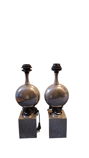 null Pair of lamps in chromed metal the base with square section supporting a flattened...