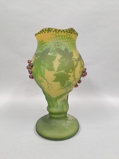 null GALLE (In the taste of)

Vase out of glass paste with polylobed collar, the...