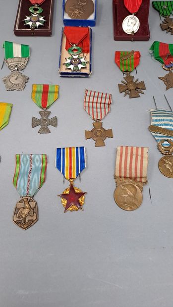 null Fort lot de décorations:

1/ 2 chevalier de la Légion d'Honneur (acc.)

2/ 2...