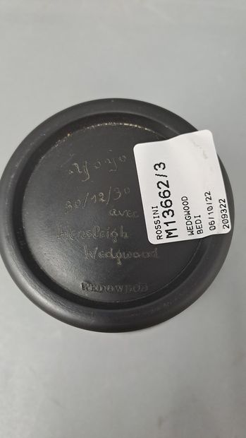 null WEDGWOOD

Pot en biscuit noir (dit black basalt) à décor d'une frise de palmettes.

Marques...