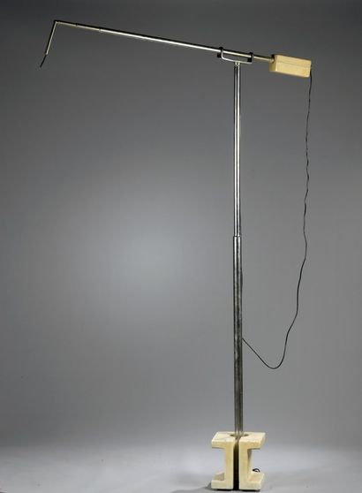 null 
Grand lampadaire à contrepoids en métal chromé, 




Design des années 1970




H....