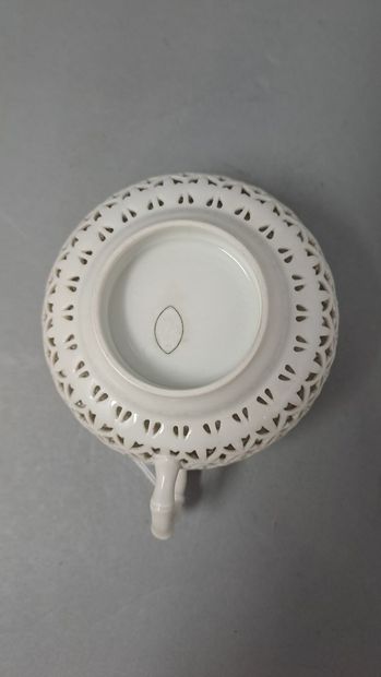 null SEVRES 

Part of service to tea and coffee in white porcelain reticulated whose...