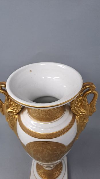 null LIMOGES (Château du Cruou)

Vase en porcelaine blanche sur piédouche au riche...