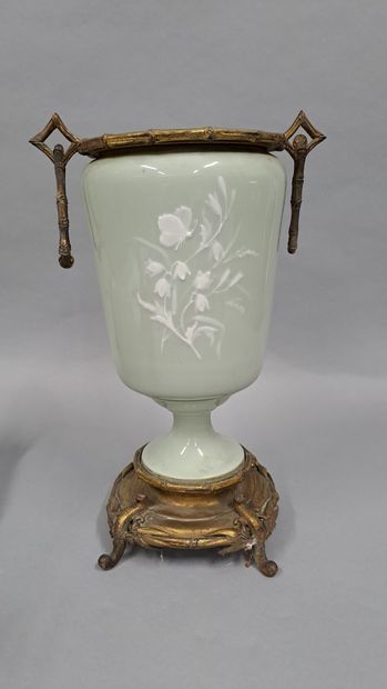 null Paire de vases en porcelaine céladon à décor blanc en relief d'échassiers, piétement...