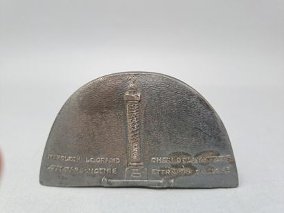 null Tabatière en métal argenté stylisant le bicorne de Napoléon Bonaparte, la cocarde...