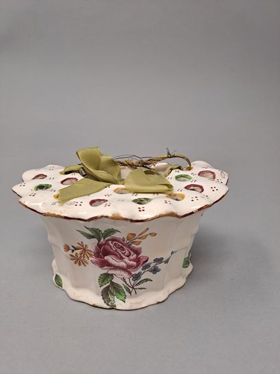 null STRASBOURG, 18th century

Half-moon earthenware flowerpot, with an arched profile,...