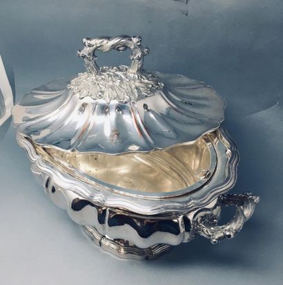 null BALAINE Charles

A tureen engraved with a coat of arms of alliance, in doubled...