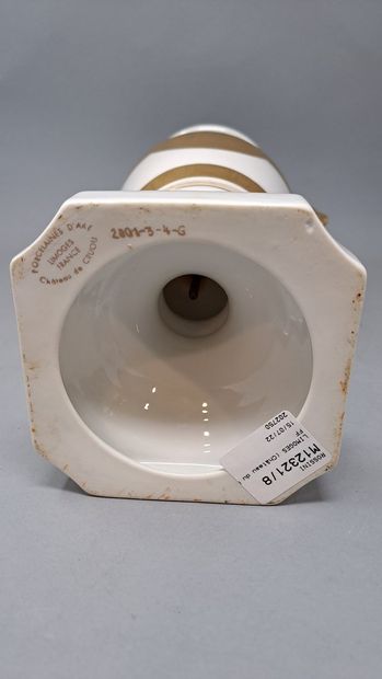 null LIMOGES (Château du Cruou)

Vase en porcelaine blanche sur piédouche au riche...