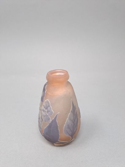 null GALLE (In the taste of)

Small vase with pink background and decoration of purplish...