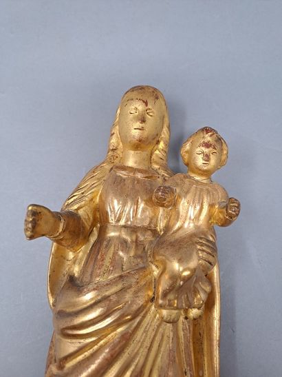 null Vierge à l'Enfant en bois sculpté et doré 

XIXème siècle.

Restaurations à...
