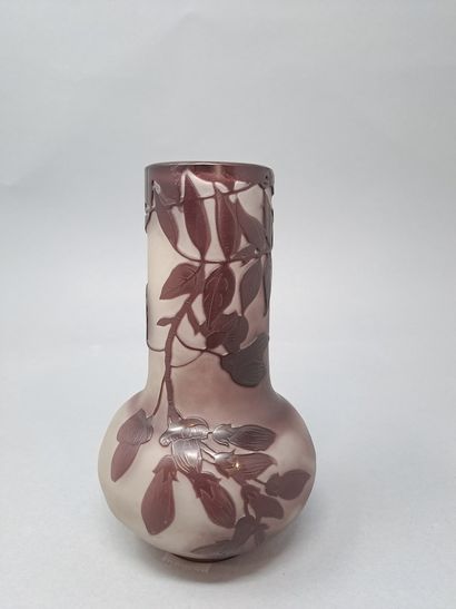 GALLE (Dans le goût de)

Vase en verre moulé...
