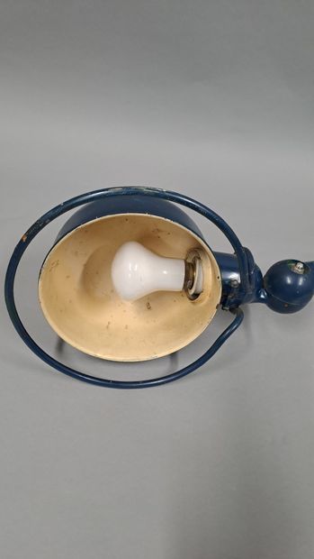 null JIELDE

Articulated workshop lamp with two arms, painted in blue. With its fixing...