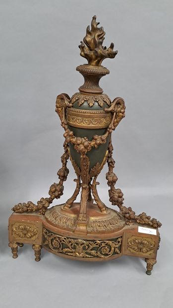 null Paire de chenets en bronze polychrome à décor de pots à feu. Style Louis XVI,...