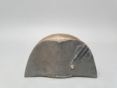 null Tabatière en métal argenté stylisant le bicorne de Napoléon Bonaparte, la cocarde...