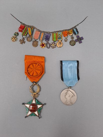 null Lot de décorations:

1/ Barette de miniatures, 10 pièces dont légion d'honneur...
