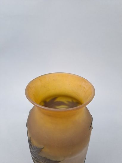 null GALLE (Dans le goût)

Vase conique en pâte de verre à fond jaune et à décor...