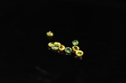 null Lot of nine oval yellow and blue sapphires on paper.



total weight: 4.25 cts....