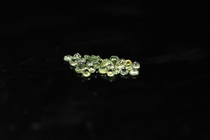 null Mixture of thirty green sapphires bluish round on paper. 

Total weight : 4.01...