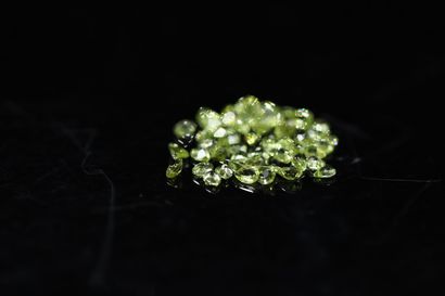 null Mixture of fifty peridots pears on paper. 

Total weight : 8.32 cts 



Average...