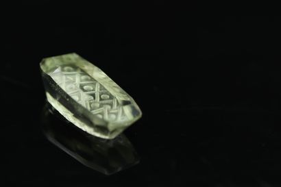 null Fancy cut green quartz engraved with pattern on paper.

Weight : 10.82 ct



Dimensions...