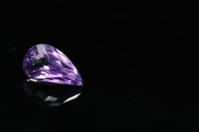null Amethyst cut half heart on paper. 

Weight : 9.21 cts. 



Dimensions : 17.8...