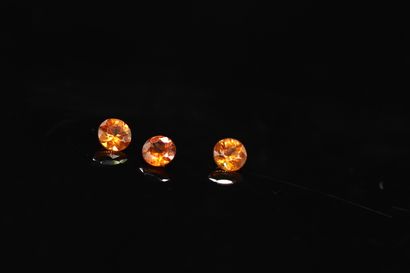 null Lot of three round orange garnets on paper. 

Total weight : 0.64 ct.