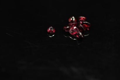 null Lot of nine round rhodolite garnets on paper. 

Total weight: 8.34 cts. 



Average...