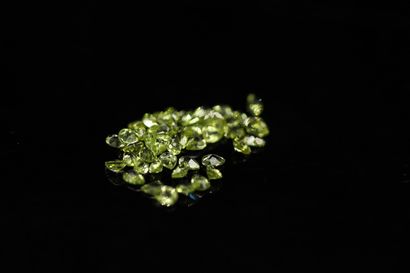 null Lot of fifty peridots pears on paper. 

Total weight : 8.22 cts. 



Average...