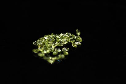 null Lot of fifty peridots pears on paper. 

Total weight : 8.22 cts. 



Average...