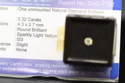 null Diamant "light yellow " rond sous scellées. 

Accompagné d'un certificat de...