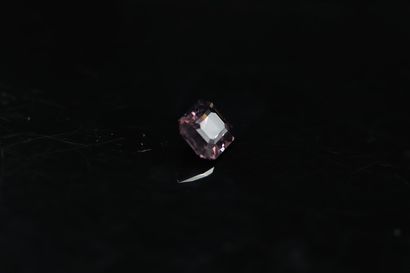 null Important smoked pink spinel with cut sides. 

Very beautiful clarity.

Weight...