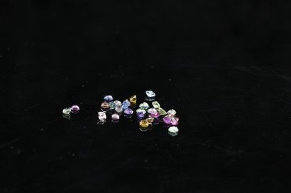 null Lot of twenty-five multicolored sapphires rectangular cut. 

Total weight :...