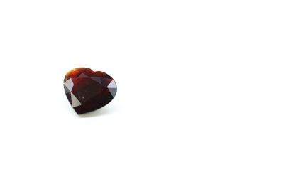 null Garnet heart flat on paper. 

Weight : 2.89 cts. 



Dimensions : 11.8 mm x...
