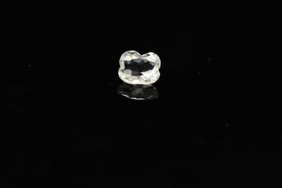 null Topaze blanche de taille fantaisie sur papier. 

Poids : 2.18 cts. 



Dimensions...