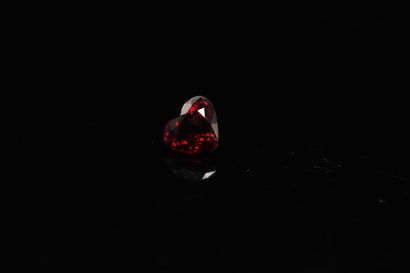 null Garnet rhodolite heart on paper. 

Weight : 2.80 cts. 



Dimensions : 8.6mm...