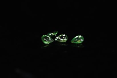 null Lot of four pear tsavorite garnets on paper.



Total weight: 1.57 ct.