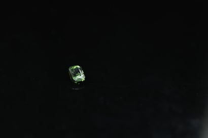 null Green tourmaline octagon on paper.

Weight : 1.15 cts.