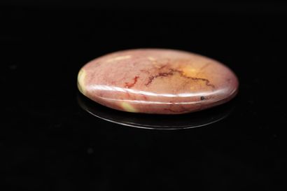 null Cabochon of pink chalcedony on paper. 

Weight : 71.36 cts. 



Dimensions :...