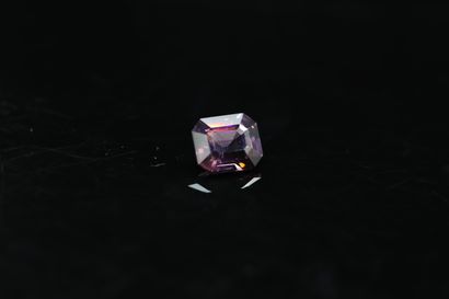 null Important smoked pink spinel with cut sides. 

Very beautiful clarity.

Weight...