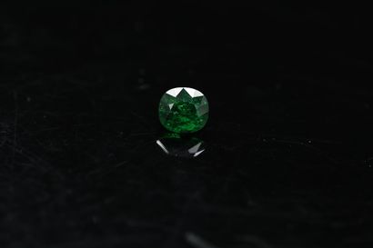 null Important cushion tsavorite garnet on paper. 

Weight : 4.93 cts.