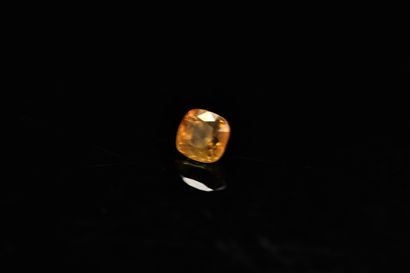 null Orange yellow sapphire cushion on paper. 

Weight : 4.51 cts. 



Dimensions...