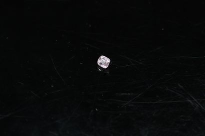 null Cushion pink spinel on paper. 

Weight : 0.48 cts. 



Dimensions : 4.5 mm x...
