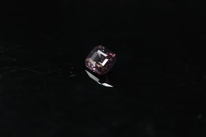 null Important smoked pink spinel with cut sides. 

Very beautiful clarity.

Weight...