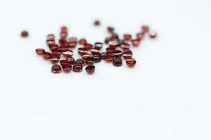 null Mixed fifty round cabochon of garnet on paper. 

Total weight : 10.36 cts. 



Average...