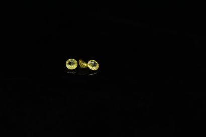 null Lot of three round yellow sapphires on paper. 

Total weight : 1.04 ct.