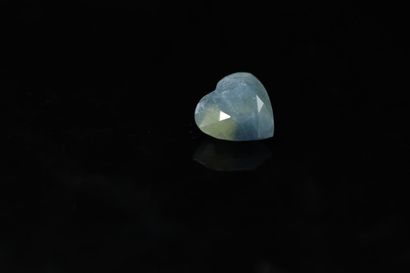 null Sapphire heart on paper. 

Weight : 14.46 cts. 



Dimensions : 16 mm x 14.5...