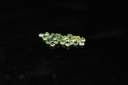 null Mixture of thirty green sapphires bluish round on paper. 

Total weight : 4.01...